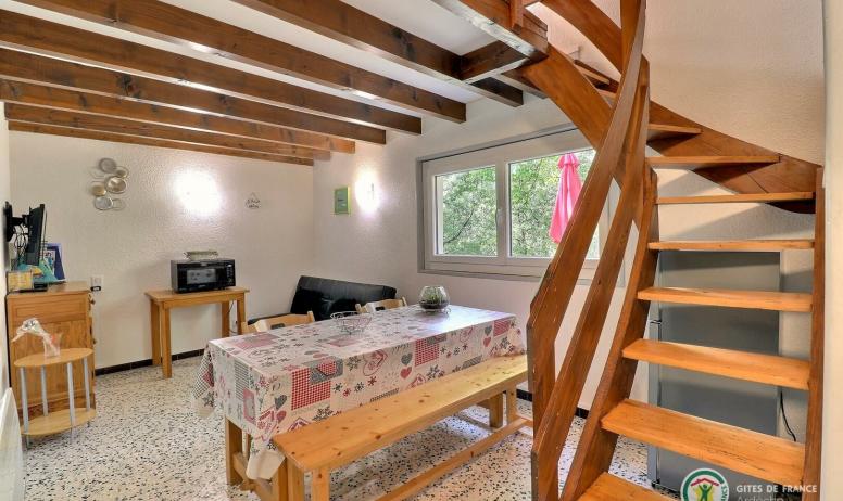 Gîtes de France - Pièce de vie avec escalier menant à la mezzanine