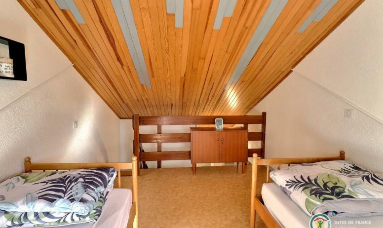 Gîtes de France - Chambre en mezzanine avec deux lits en 80