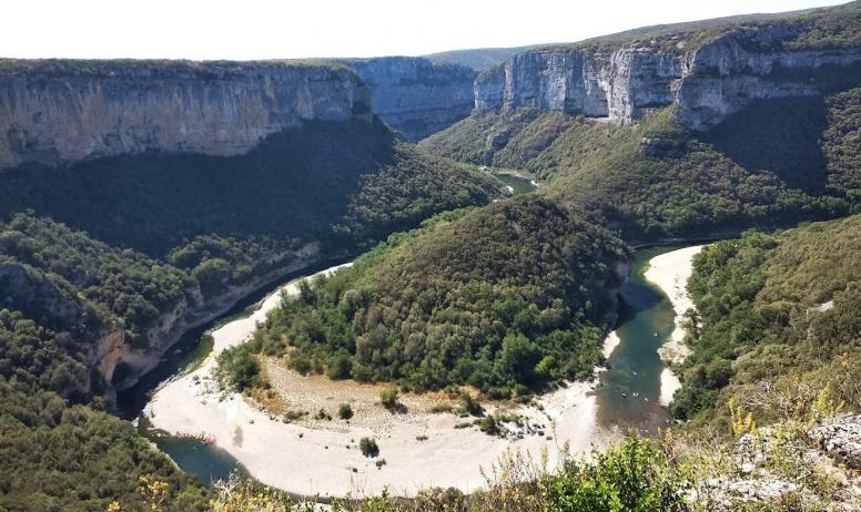 Gîtes de France - Point de vue sur l'Ardèche, pris d'un belvédère, nouvellement aménagé.