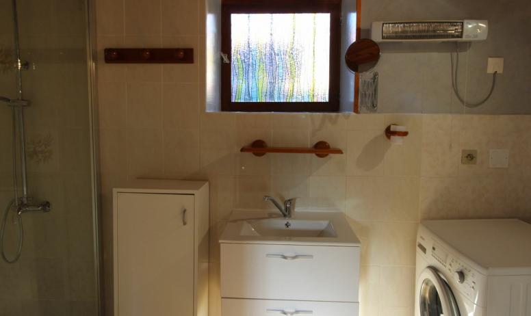 Gîtes de France - Autre vue de la salle d'eau rénovée avec lave linge et wc. 