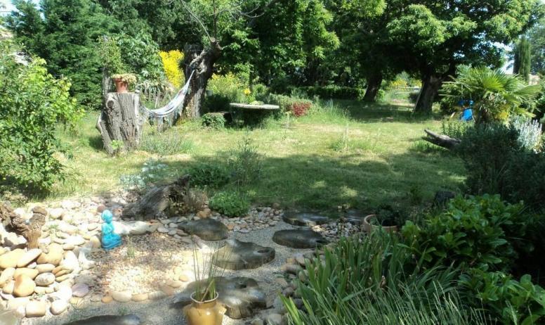 Gîtes de France - le jardin et ses petits recoins pour vous reposer.