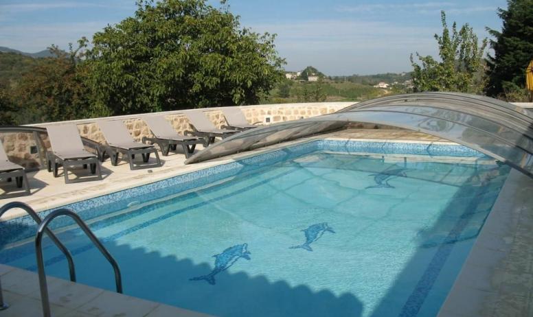 Gîtes de France - Accès à la piscine chez le propriétaire à 5 km, commune avec 2 autres gîtes