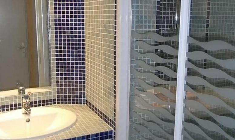 Gîtes de France - Salle d'eau avec douche.   