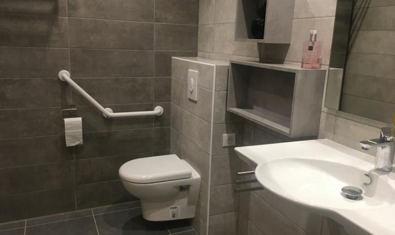Gîtes de France - Salle d'eau avec douche italienne accessible aux personnes à mobilité réduite