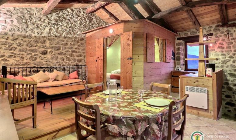 Gîtes de France - Pièce de vie avec chambre dans la cabane en bois