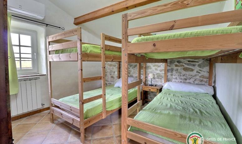 Gîtes de France - Chambre 5 avec lits en 90 climatisation