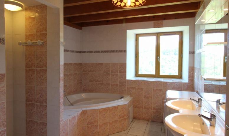 Gîtes de France - Salle de bains avec baignoire d'angle et douche puis double vasque.  