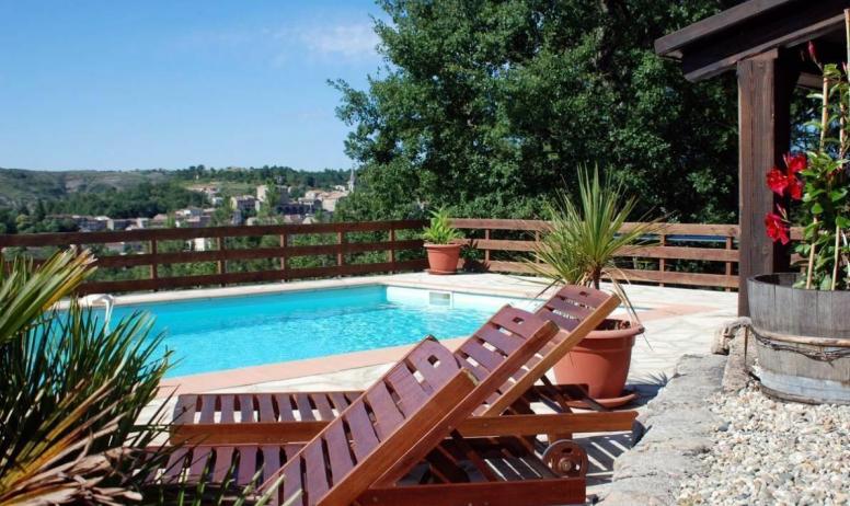 Gîtes de France - Notre piscine avec vue sur le village de Joyeuse