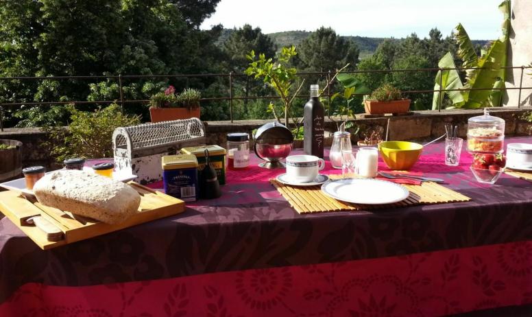 Gîtes de France - Petit déjeuner sur la terrasse