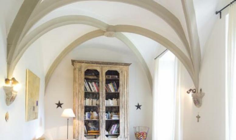 Au Château d'Uzer, la bibliothèque, aménagée dans l'ancienne chapelle médiévale (XVème), avec ses belles croisées d'ogive gothiques, vous invitent au calme et au repos...