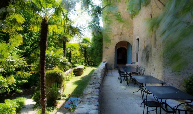 Au Château d'Uzer, les terrasses pour de généreux (grands) petits-déjeuners et les dîners festifs...