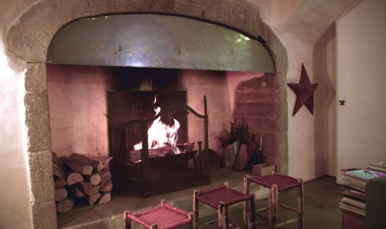 Le Château d'Uzer, c'est  en toute saison, même en hiver... Le cheminée du salon.