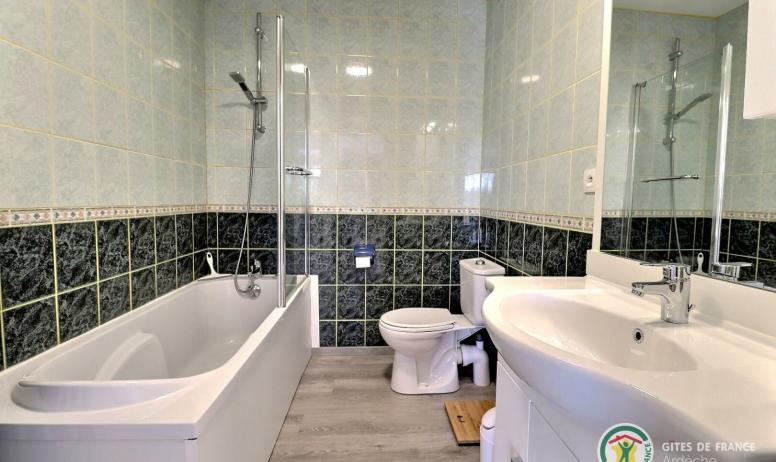 Gîtes de France - Salle de bain avec baignoire et WC
