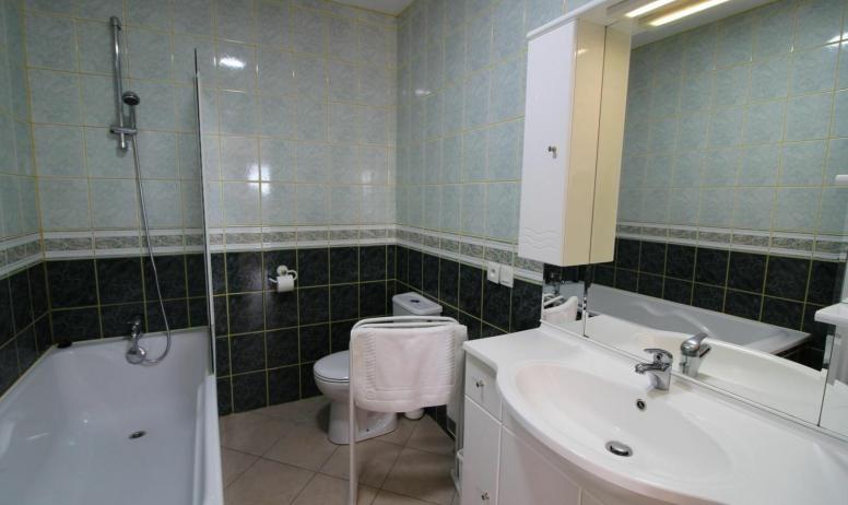 Gîtes de France - Salle de bain avec baignoire et WC