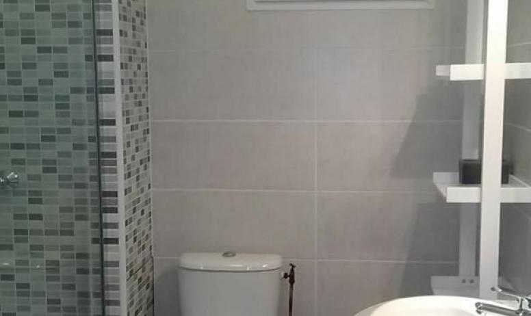 Gîtes de France - Salle d'eau avec douche italienne et WC