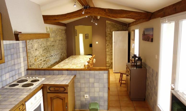 Gîtes de France - Espace séjour et cuisine avec accès à la terrasse