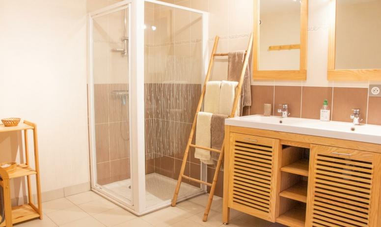 Gîtes de France - Salle de bain avec double vasque et douche 