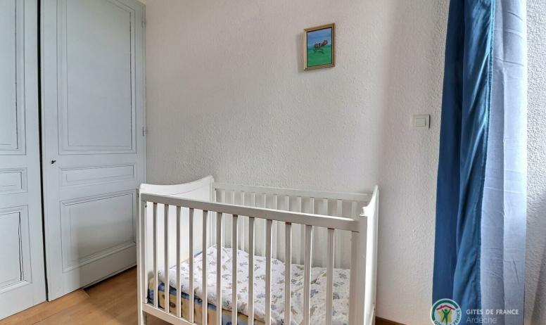 Gîtes de France - l'espace avec lit bébé ouvert sur la chambre des parents