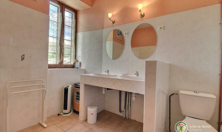 Gîtes de France - La salle de bain à l'étage 