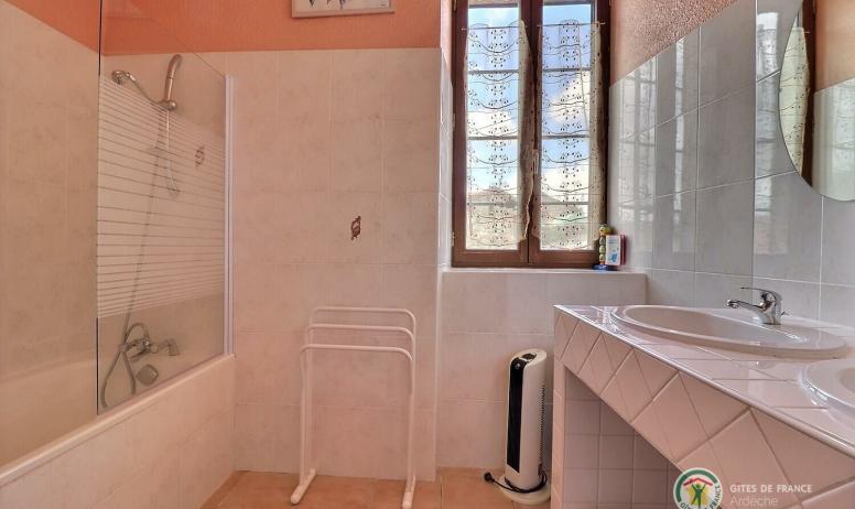 Gîtes de France - La salle de bain à l'étage avec wc