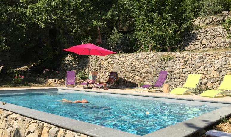 Gîtes de France - La piscine posée sur une restanque