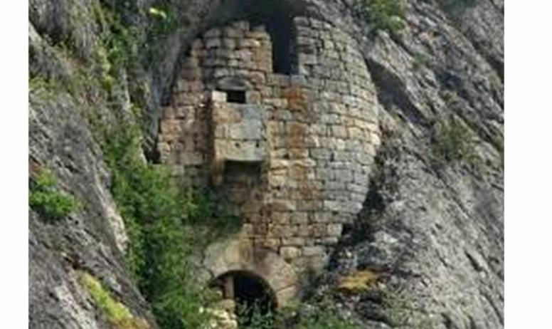 Gîtes de France - Grotte troglodyte de la Jaubernie à découvrir en randonnée à 10mn du gîte.