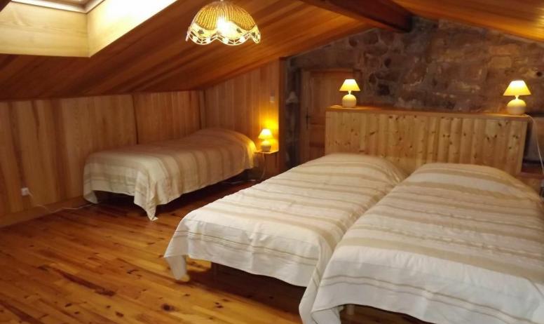 Gîtes de France - La chambre beige, 3 lits en 90cm
