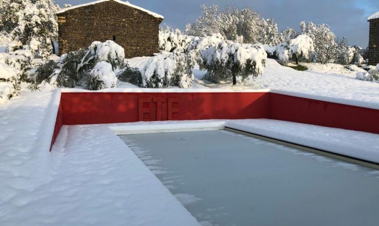 Gîtes de France - La piscine en hiver.