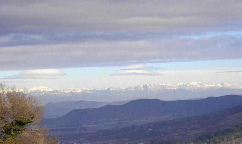 Gîtes de France - terrasse - vue sur les montagnes enneigées en mars