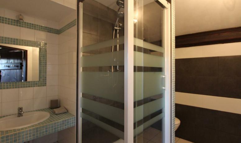 Gîtes de France - Salle d'eau privative de la 1ere chambre de l'étage avec wc, chambre sapin.  