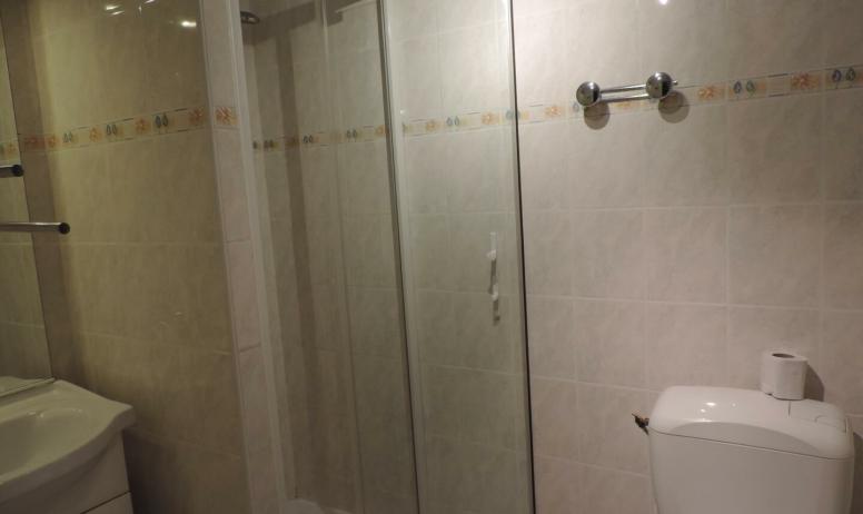 Gîtes de France - salle de bain avec porte de douche