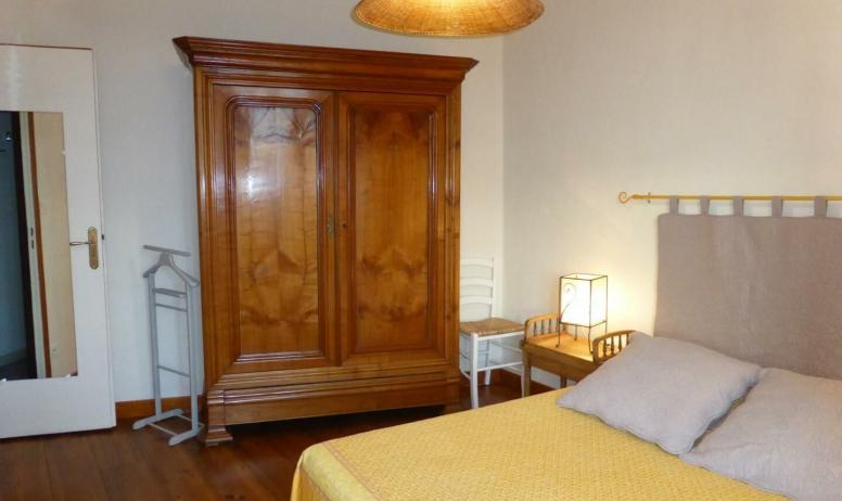 Gîtes de France - Chambre soleil avec lit 160x200 et armoire de famille fabriquée par notre arrière grand-père