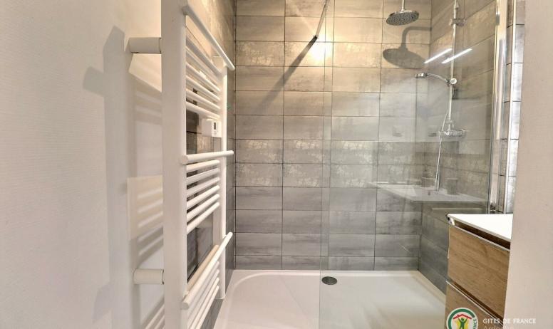 Gîtes de France - Salle d'eau rénovée avec douche 160x80, meuble vasque, sèche serviette et radiateur soufflant