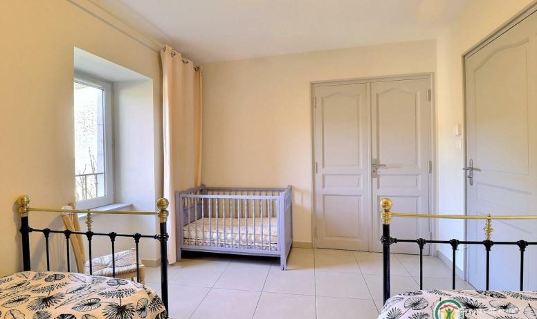 Gîtes de France - Chambre au RDC équipée de deux lits en 90 et lit bébé