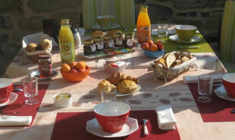 Gîtes de France - Petit déjeuner en terrasse