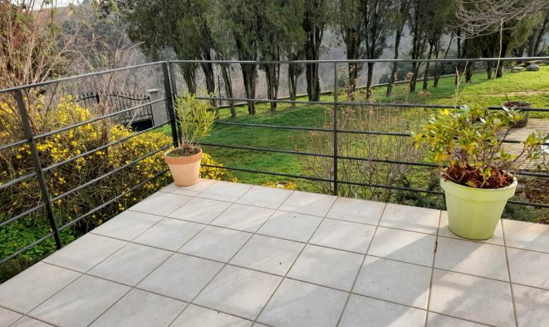 Gîtes de France - Terrasse avec son jardin et sa haie pour se protéger de soleil