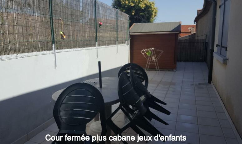 Gîtes de France - Cour fermée, table, 4 fauteuils + séchoir et relaxes 