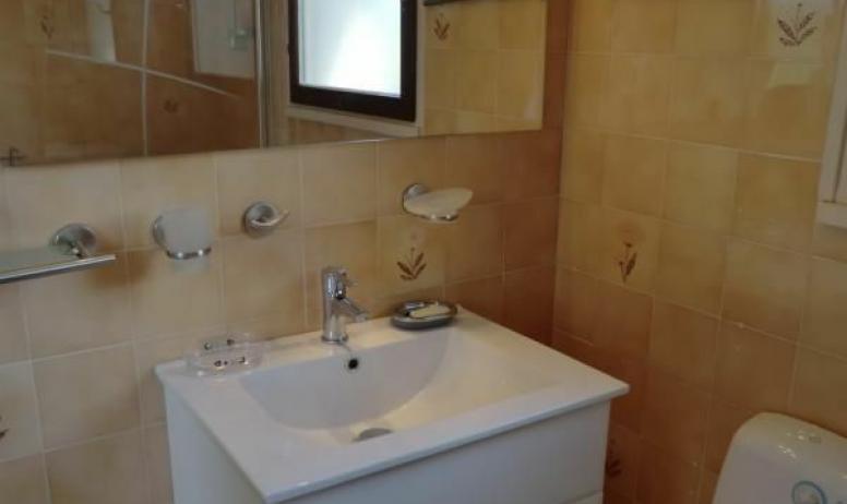 Gîtes de France -  salle de bain : lavabo, meuble et miroir avec prise, tabouret sèche cheveux 