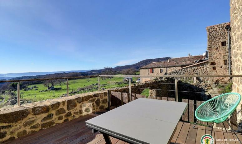 Gîtes de France - Terrasse équipée d'un salon de jardin, plein sud avec vue sur la vallée du Rhône