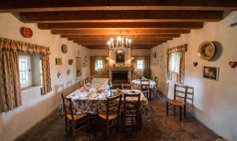 Gîtes de France - La grande  salle à manger avec la cheminée pour les petits déjeuners d'hiver et salle de rencontre.
