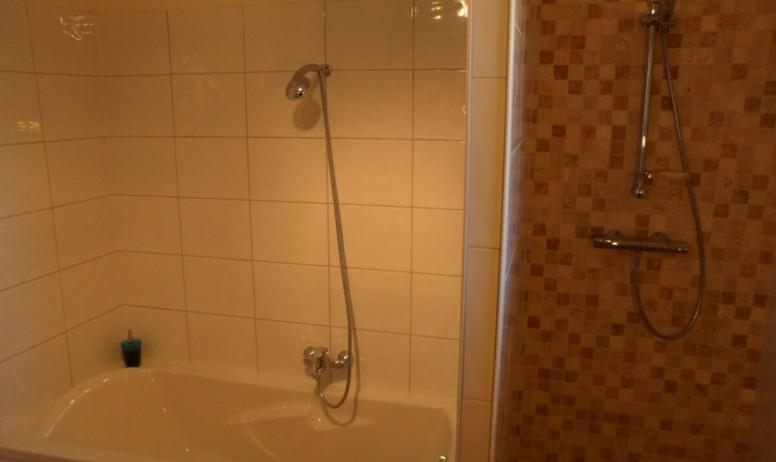 Clévacances - 'Le Noyer' a deux salles de bains de luxe; photo de salle de bain avec baignoire et douche.