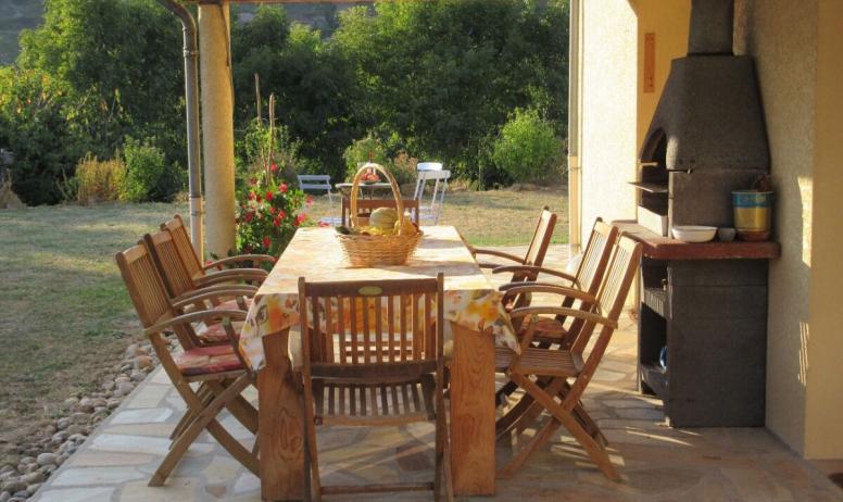 Clévacances - Les terrasses jouxtant la salle de séjour et la cuisine; avec BBQ