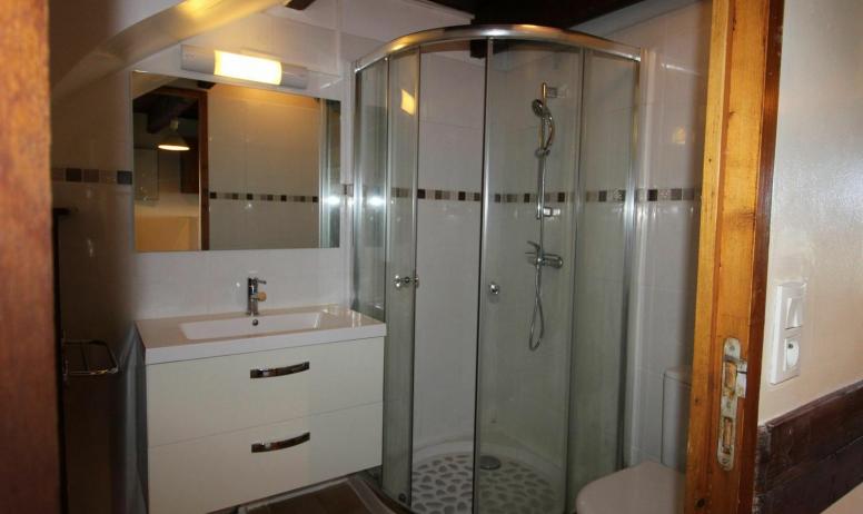Gîtes de France - Salle de bains avec douche et toilette. Rez de chaussée