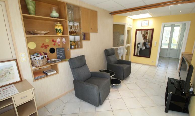 Gîtes de France - Salon avec fauteuils TV