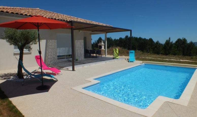 Gîtes de France - Vue terrasse avec pergola et piscine