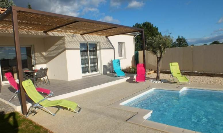 Gîtes de France - Terrasse, pergola et piscine