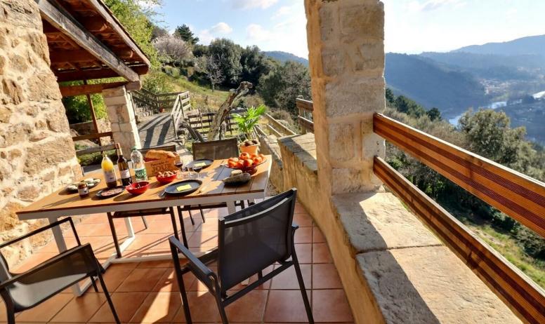 Gîtes de France - Prenez votre repas sur la terrasse avec vue imprenable ! 