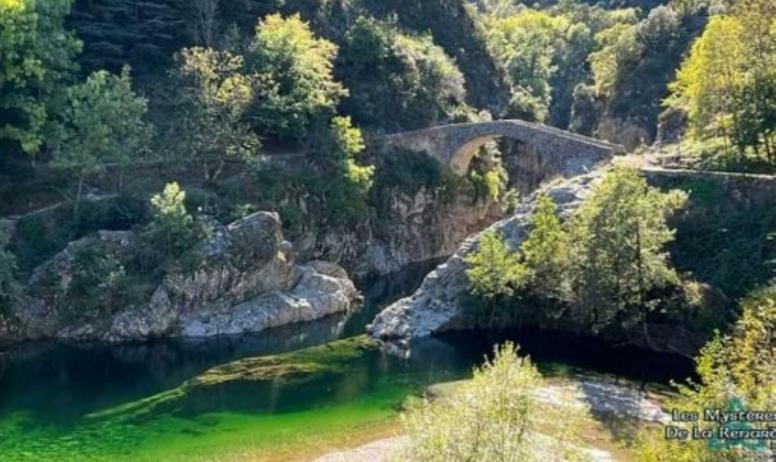 Gîtes de France - le pont du diable à proximité du gîte, petit coin de paradis pour se baigner ou randonner 