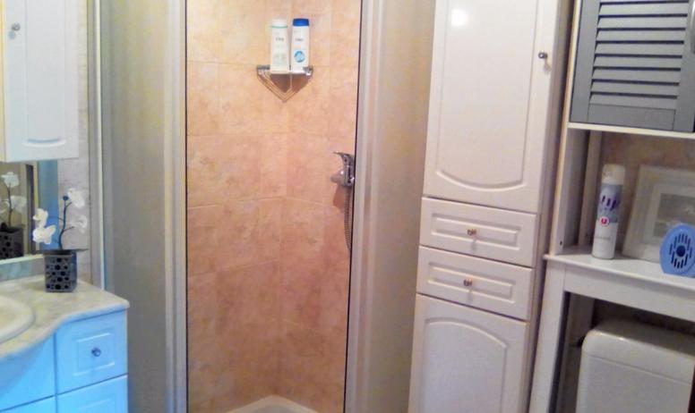 Clévacances - Salle d'eau avec meuble de rangement, cabine douche, wc, vmc