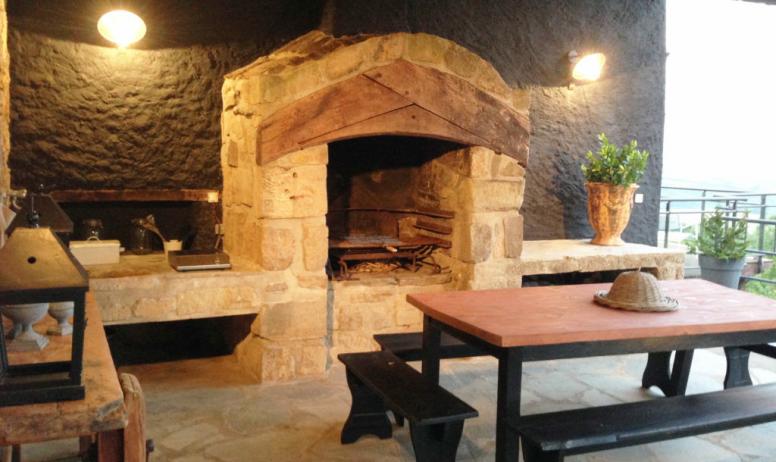 angegourmand.com - la cuisine d'été avec sa cheminée barbecue, une ambiance chaleureuse pour les dîners en extérieur